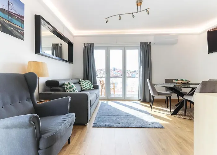 66 With Parking Place Lisbona